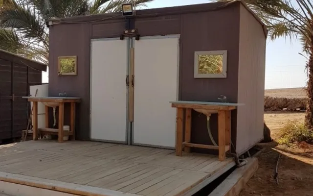 A lodging cabin in the date-palm grove